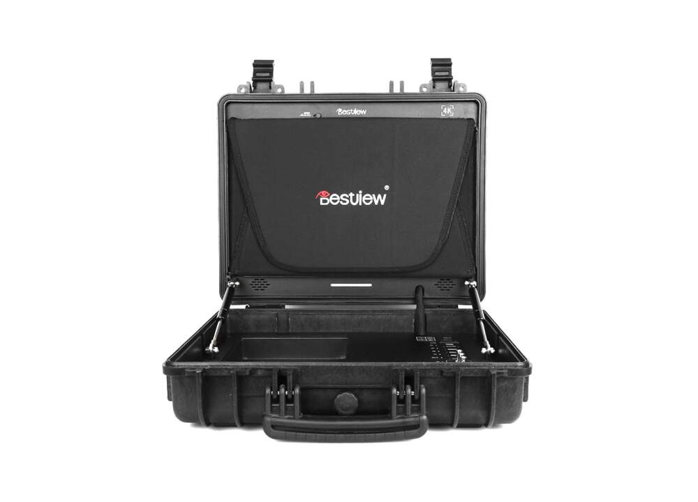Desview SP17-HDR 17,3-inch field monitor in a case